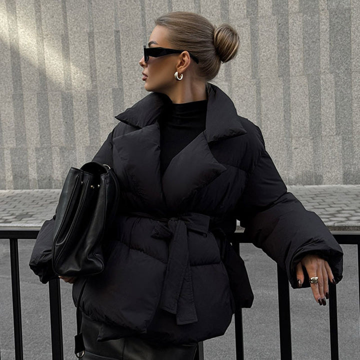 Veste matelassée moderne pour femmes avec ceinture à la taille Chic & Stil
