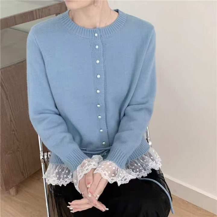 Cardigan pour femmes avec dentelle et détails de boutons Chic & Stil