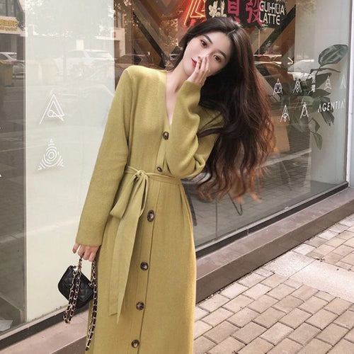 Robe tricotée longueur genou pour femmes avec boutons et ceinture Chic & Stil