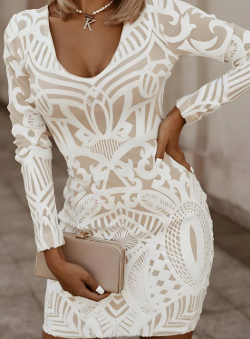 Chic Und Stil | Form-Fitting Bodycon Dress with V-Neck & Pattern Texture