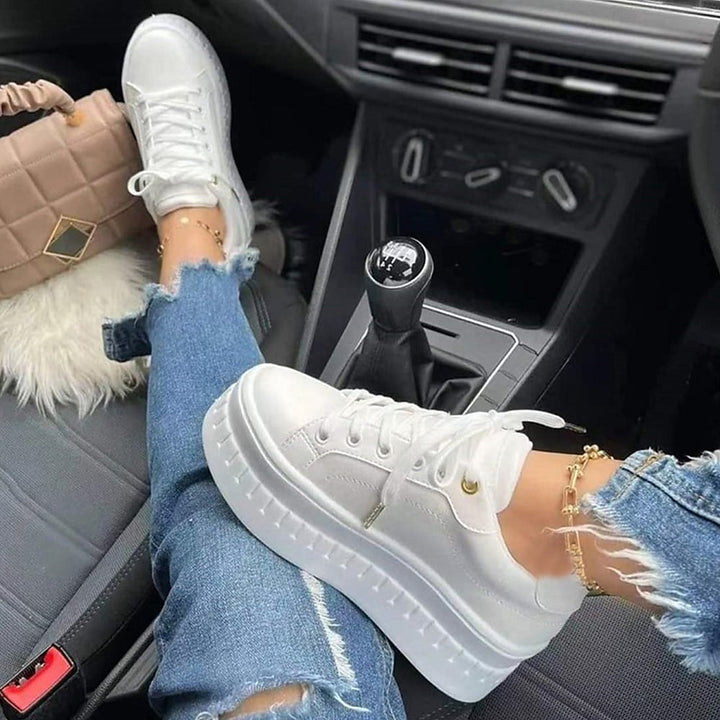 Chic und Stil | Comfortable Lace-Up Shoes with Thick Sole for Women