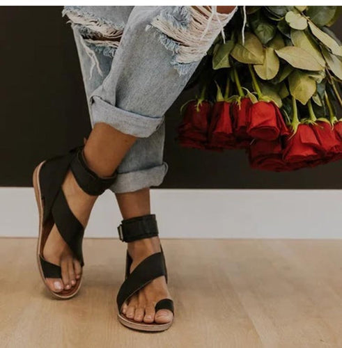 Amarae | Sandals with cross strap and toe ring