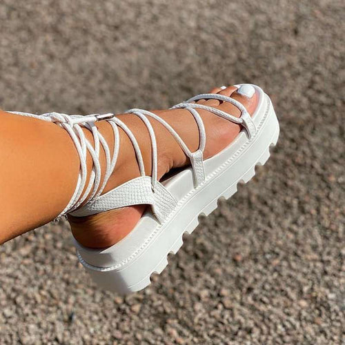 Chic und Stil | Sandals with Straps