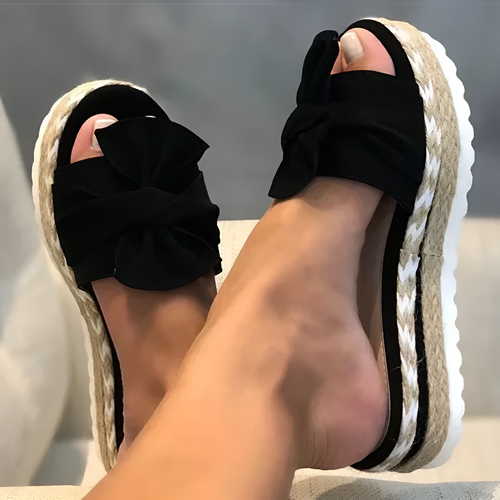 Chic und Stil | Wedge sandals with bow detail