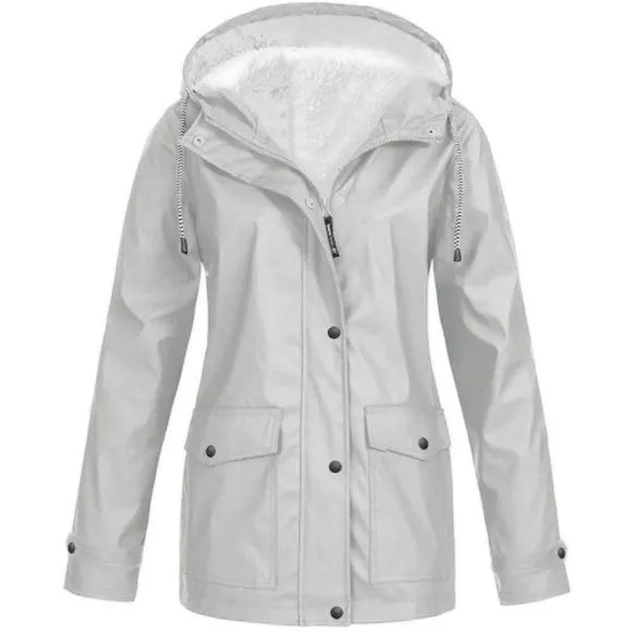 hellgraue wind- und wasserdichte Outdoorjacke mit zwei Seitentaschen auf weißem Hintergrund