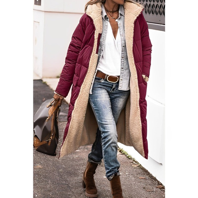 Eine frau in einem langer, bequemer weinrot mantel und jeans