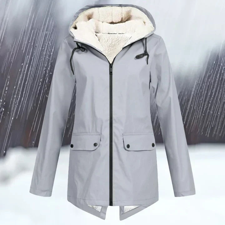 Amarae | a waterproof jacket with hood and reinforcement