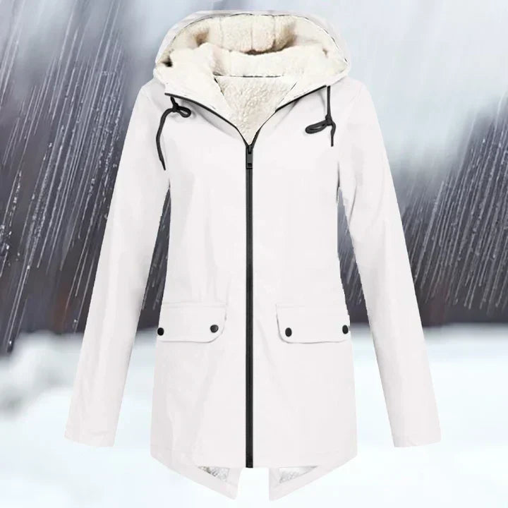 Amarae | a waterproof jacket with hood and reinforcement
