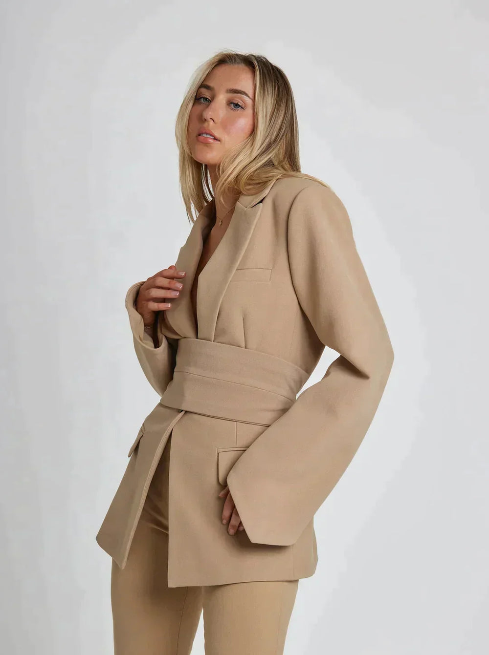 Lune London | Chic blazer with belt and wide sleeves