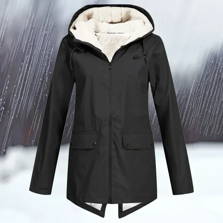 Amarae | a waterproof jacket with hood and reinforcement