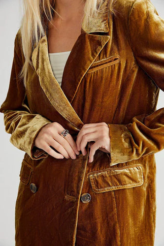 Amarae | Relaxed velvet blazer with long sleeves and button placket